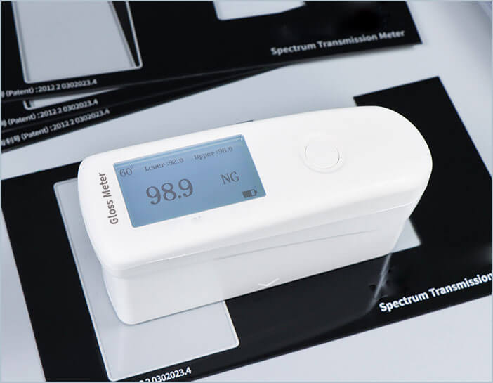 the glossmeter measures plastic sample in QC mode