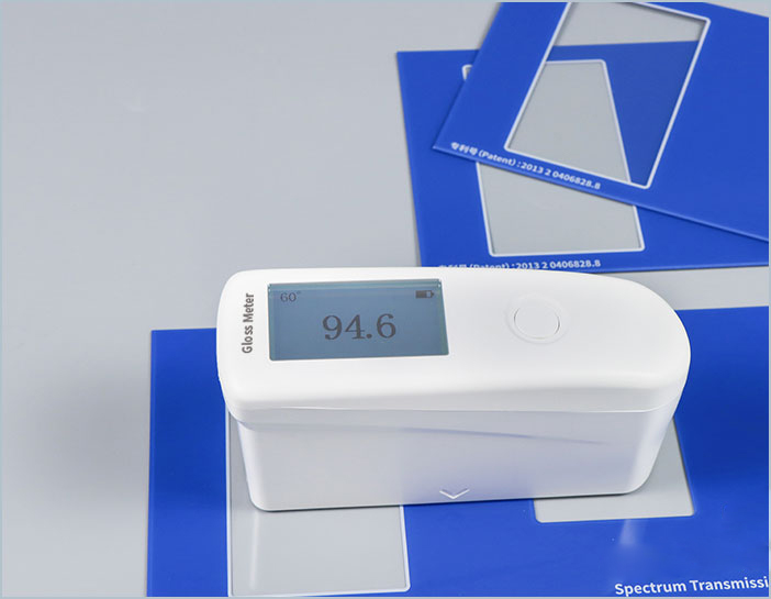 the glossmeter measures plastic sample in normal mode